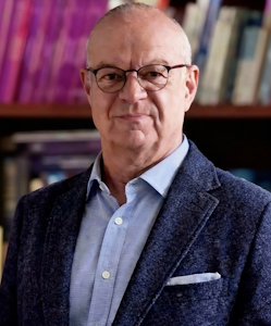 Prof. Dr. Stephan Mühlig vor einem Bücherregal